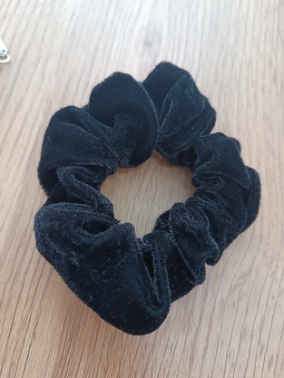 Χειροποίητο βελούδινο μαύρο scrunchie