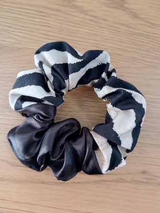 Χειροποίητο ασπρόμαυρο scrunchie