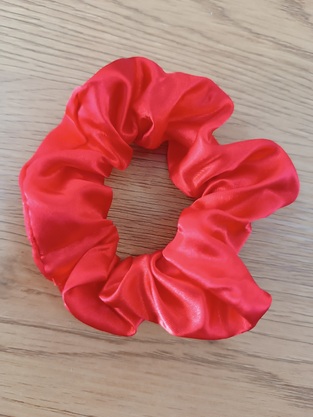 Χειροποίητο κόκκινο scrunchie