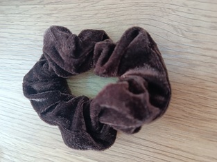 Χειροποίητο βελούδινο καφέ scrunchie